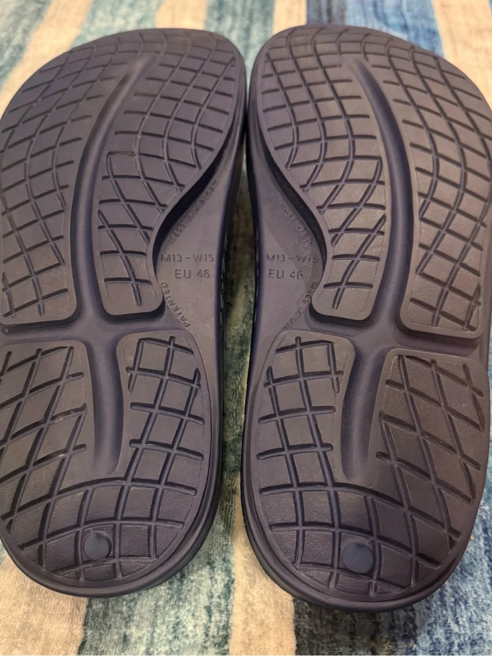 OOFOS Men's Dark Navy Blue Recovery Flip-Flops